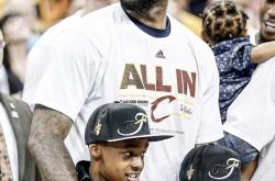 雷速体育电脑版官网-排球明星詹姆斯将夺冠