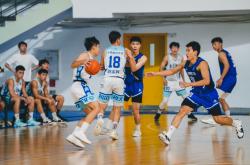 雷速体育官方-关于大学生篮球联赛冠军队庆祝胜利的信息