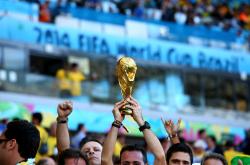 雷速体育-国内足球队取得历史性胜利，赛场氛围热烈