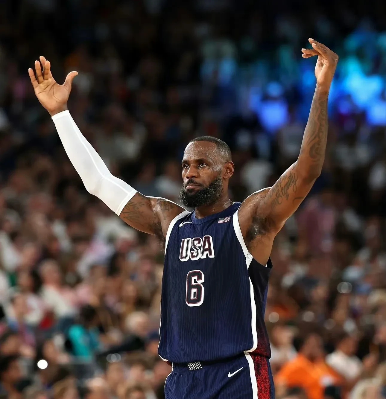 包含法国男篮横扫意大利男篮，詹姆斯完成帽子戏法的词条