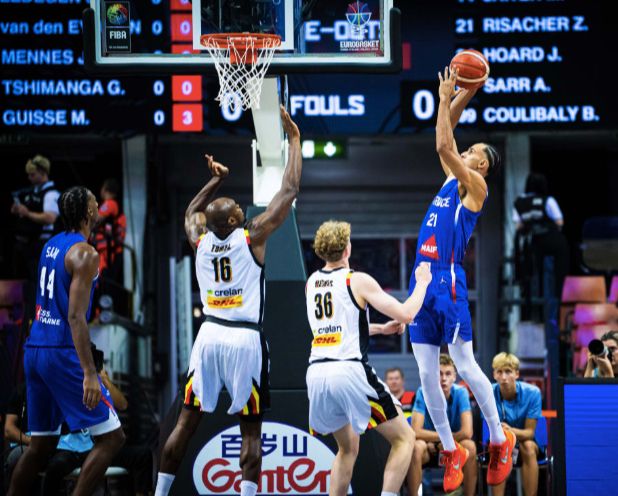 包含法国男篮横扫意大利男篮，詹姆斯完成帽子戏法的词条